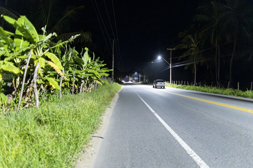 Rodovia AL-101 Norte, em Ipioca, recebeu novos postes e luminárias. Foto: Célio Júnior/Arquivo Ilumina Maceió