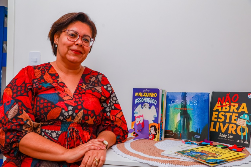 Simone de Souza coordena o setor de Bibliotecas da Semed, Foto: Carol Cordeiro/ Ascom Semed