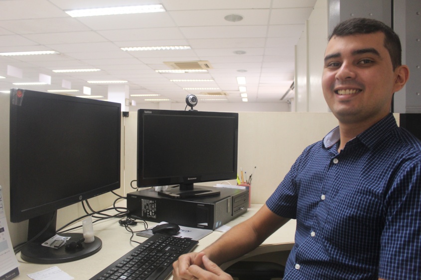 Ailton Vitor, a partir da formação em Administração, lida com diferentes demandas na Sefaz Maceió. Foto: Guilherme Honório