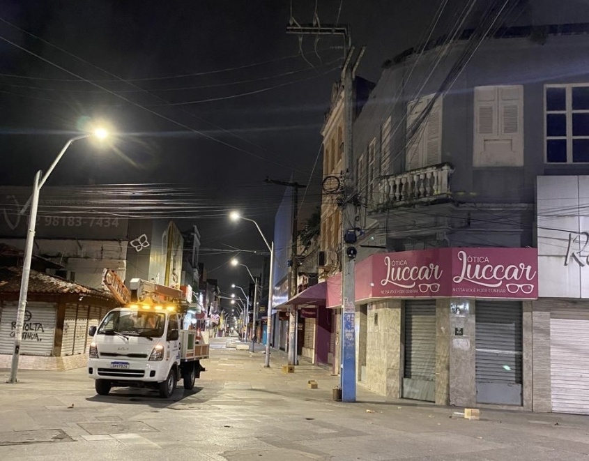 Técnicos realizaram reparos emergenciais, mas furtos voltaram a acontecer. Foto: Ascom Ilumina