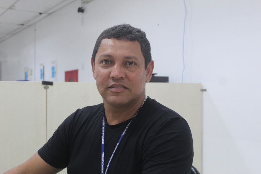 Hélio Marques, na Triagem, acolhe os contribuintes que chegam à Secretaria. Foto: Guilherme Honório