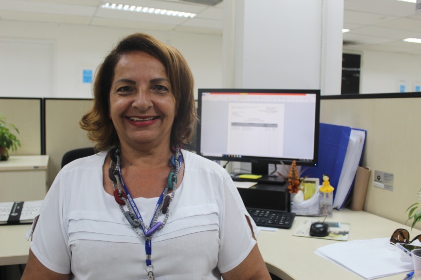 Com mais de três décadas de serviços prestados, Roseane Maria cuida da administração interna da Sefaz Maceió. Foto: Ascom Sefaz
