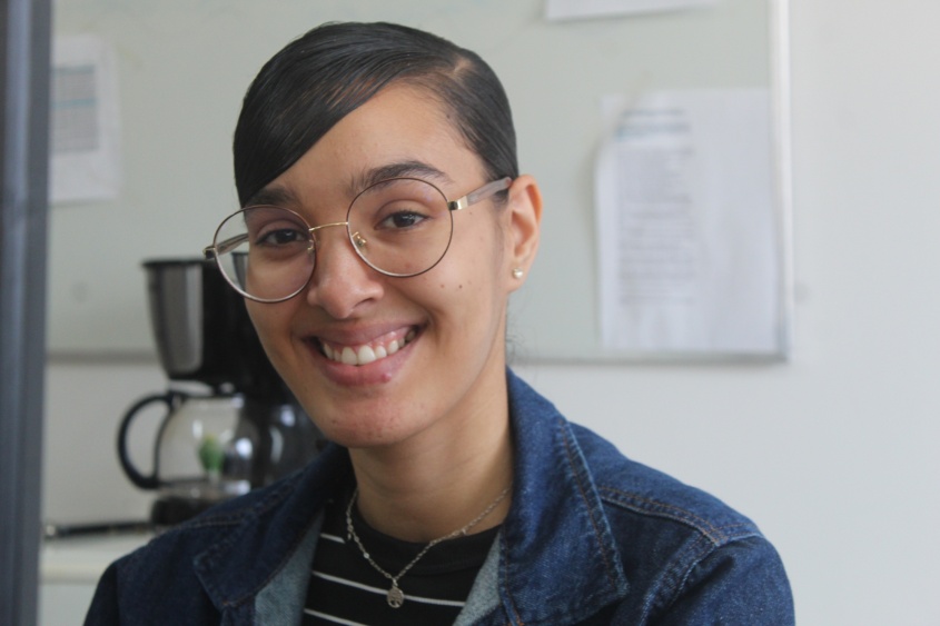 Marquiany Karoliny, atuando na parte de Gestão de Pessoas, pôde aprender os impactos das tarefas nos servidores. Foto: Guilherme Honório