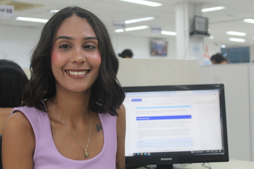 No Atendimento ao Contribuinte, Mickaelly Correia ajuda os cidadãos que chegam até a Secretaria. Foto: Guilherme Honório