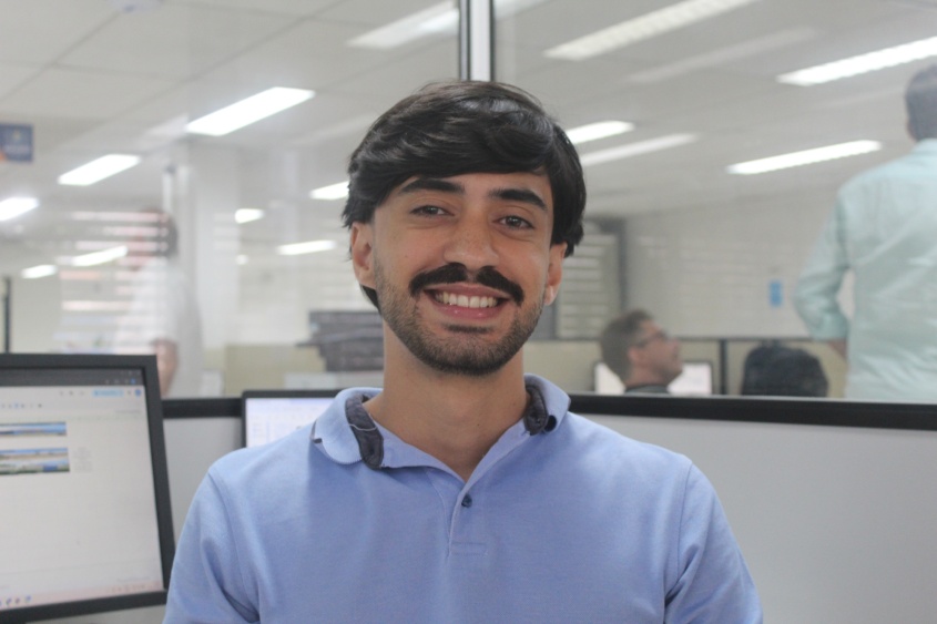 André Luiz lida com a parte de dados, auxiliando na informatização da Sefaz Maceió. Foto: Guilherme Honório