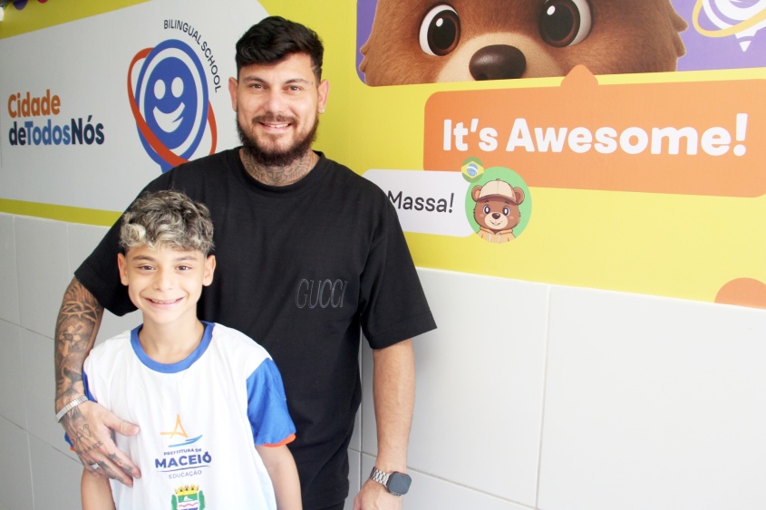 Sérgio Roberto Clímaco e o estudante Enzo Joaquim Valdivino. Foto: Neno Canuto/Secom Maceió