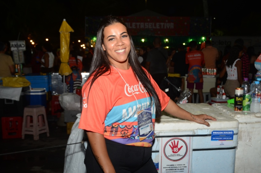 Bianca Santos trabalhando como ambulante, devidamente cadastrada. Foto: Beto Macário/ Secom Maceió
