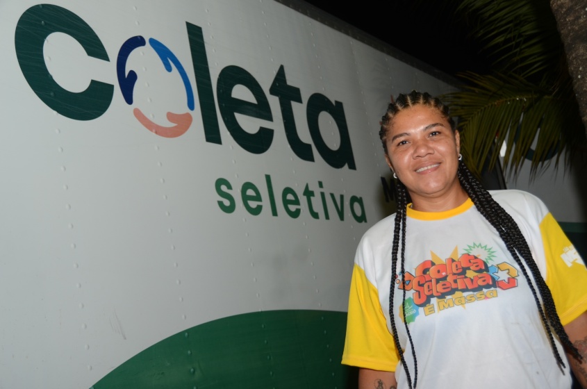 Sandra Oliveira no espaço destinado à coleta de resíduos recicláveis. Foto: Beto Macário/ Secom Maceió