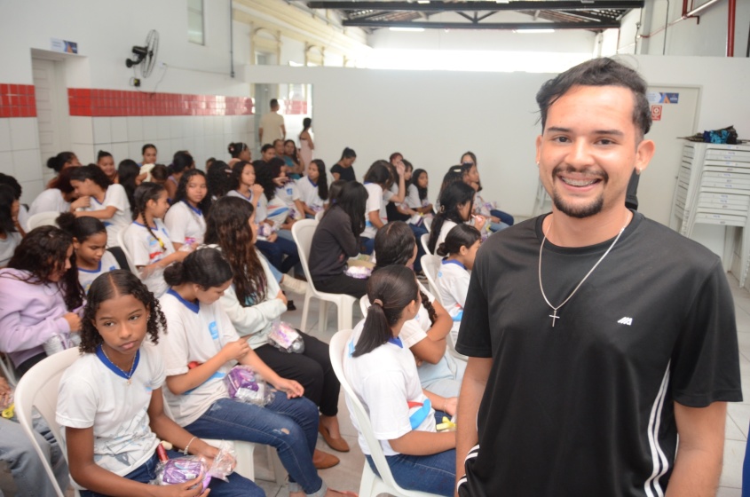 Educador social, Aislan de Farias, destaca que roda de conversa amplia conhecimento dos participantes.  Foto: Beto Macário/ Secom Maceió