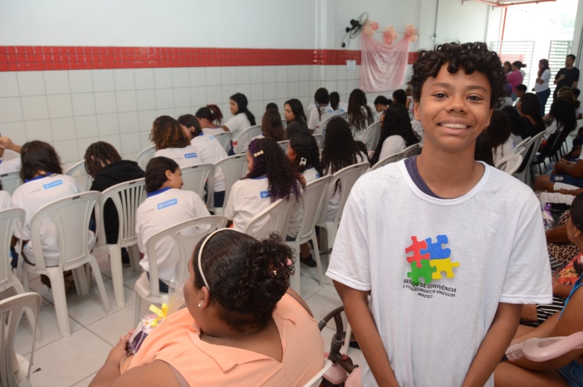 Para Israel Caetano, 14 anos, compreender melhor as situações vivenciadas pelas meninas é uma forma de contribuir para um ambiente mais respeitoso. Foto: Beto Macário/ Secom Maceió