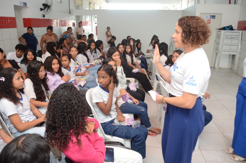 Coordenadora da Semuc, Mariana Alves, destaca importância de levar informações sobre o funcionamento do próprio corpo para as adolescentes e transformar assuntos que ainda são considerados tabus em temas de diálogo e orientação. Foto: Beto Macário/ Secom Maceió