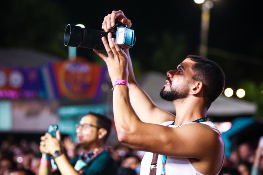 Repórter fotográfico Victor Vercant durante cobertura do São João Massayó. Foto: Secom Maceió