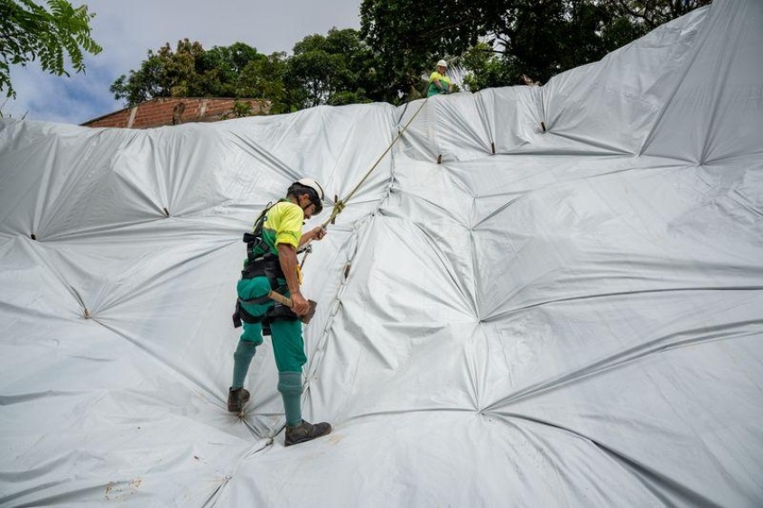 Mais de 300 pontos foram protegidos com lonas e não registraram deslizamentos durante as chuvas. Foto: Secom Maceió