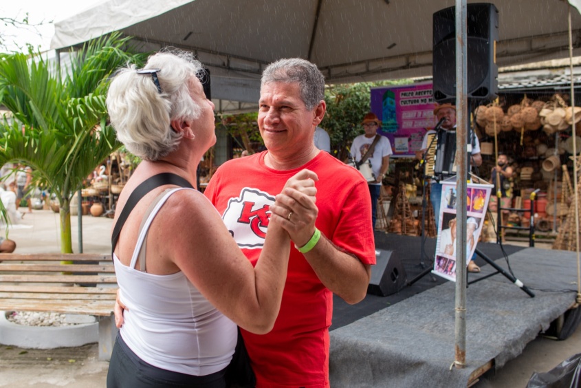 Paulista Roberta aproveitou para dançar forró no Mercado do Artesanato (Foto: Juliete Santos/Secom Maceió)