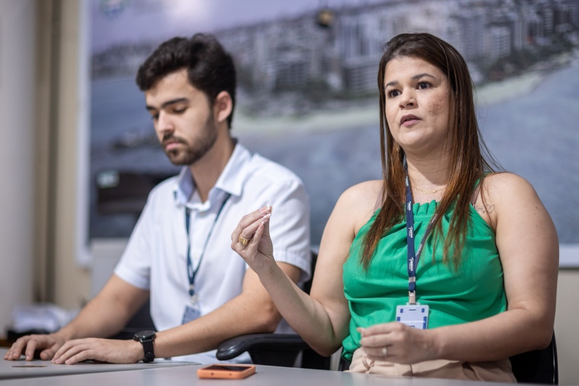 Secretária adjunta Ríssia Rodrigues também conversou com permissionários (Foto: Itawi Albuquerque/Secom Maceió)