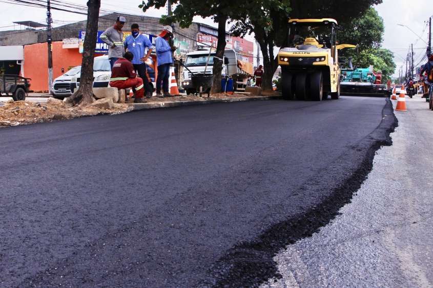 Máquina trabalhando na Avenida Benedito Bentes. Foto: Wilma Andrade/Ascom Seminfra
