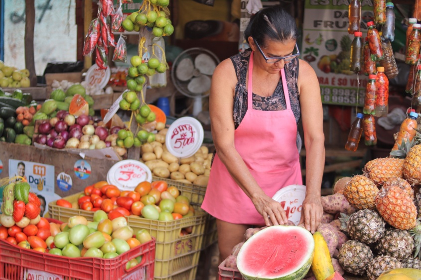 Comerciantes da Feira do Biu comemoram asfalto novo. Foto: Júnior Bertoldo/Secom Maceió