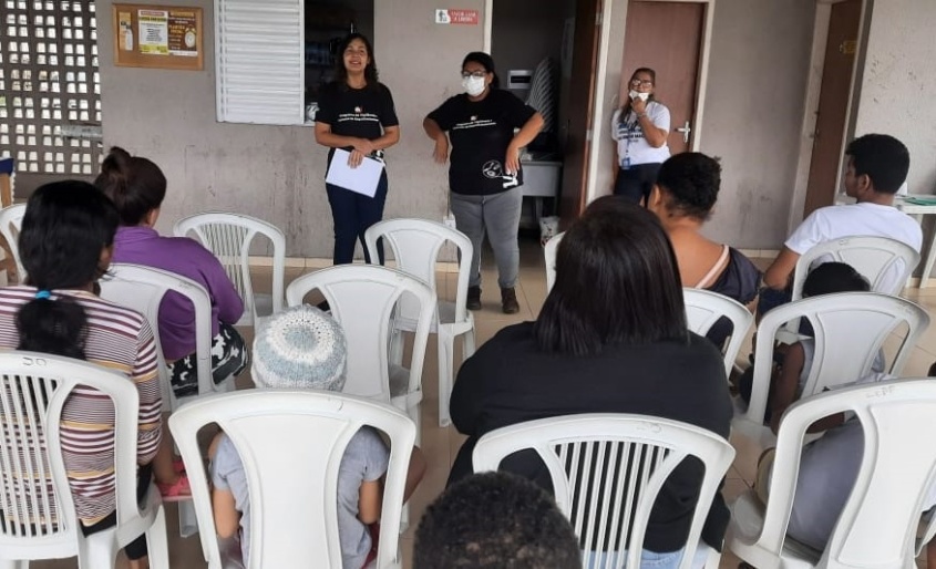 Equipe aborda assunto com moradores em palestras educativas. Foto: Divulgação UVZ