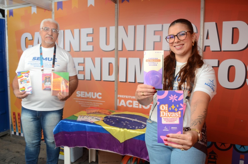 Amaurício de Jesus e Fernanda Aragão realizam o atendimento ao público e a distribuição de cartilhas informativas no São João Massayó 2026. Foto: Beto Macário/Secom Maceió
