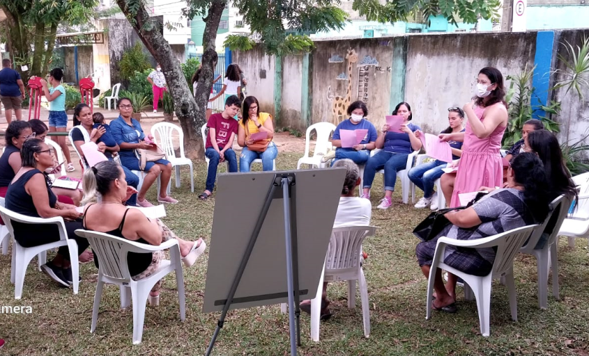 Profissionais de saúde abordam medidas de prevenção junto ao público da unidade. Foto: Capsi
