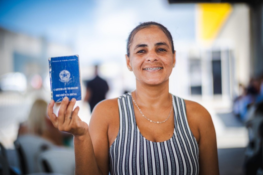 Há três meses desempregada, selecionada comemora novo emprego. Foto: Jonathan Lins/Secom Maceió