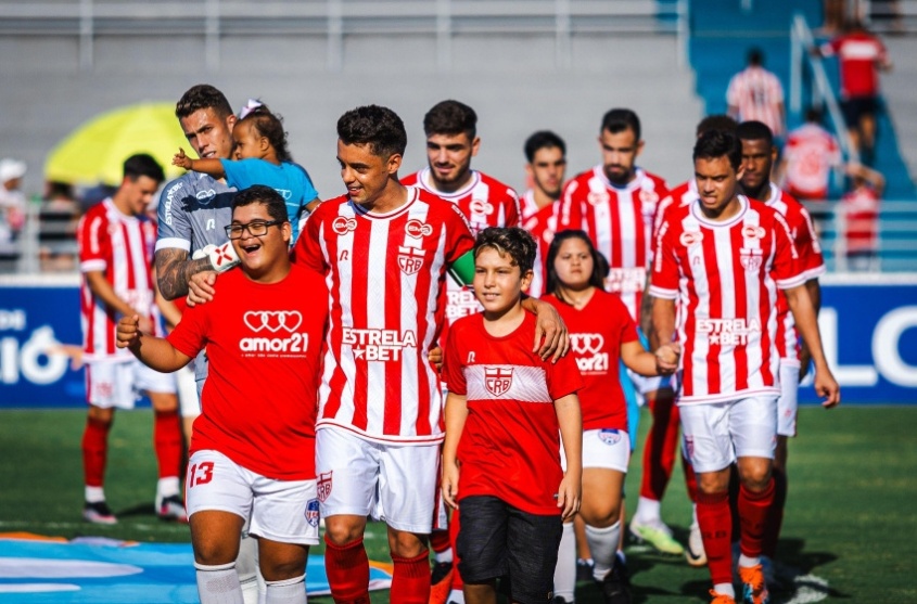 Crianças entram em campo com os jogadores. Foto: Jonathan Lins/ Arquivo Secom Maceió