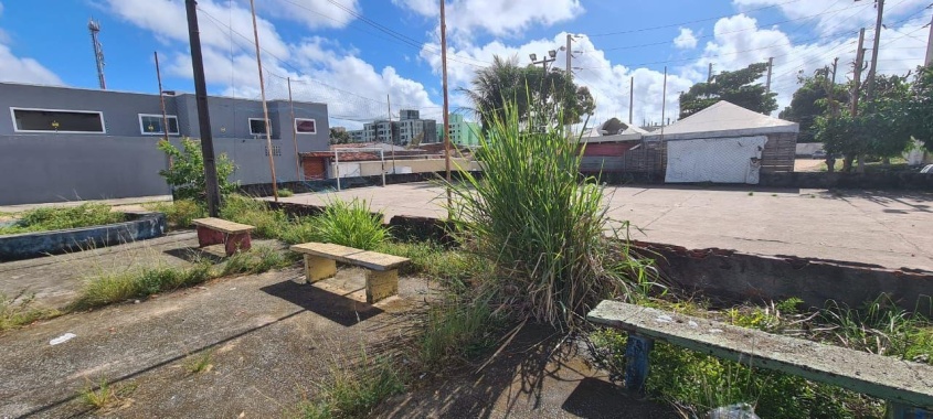Quadra do conjunto após 40 anos de abandono, antes da revitalização que transformou o espaço. Foto: Cortesia