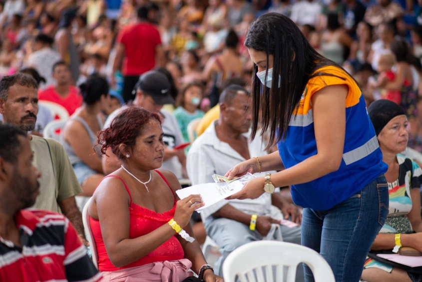 Assistente social,  Raabe Alcântara, atendendo famílias. Foto: Juliete Santos/ Secom Maceió