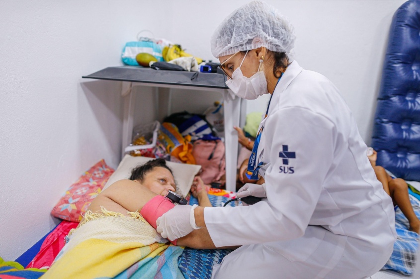 Atendimento médico da SMS em um dos abrigos. Foto:Secom Maceió