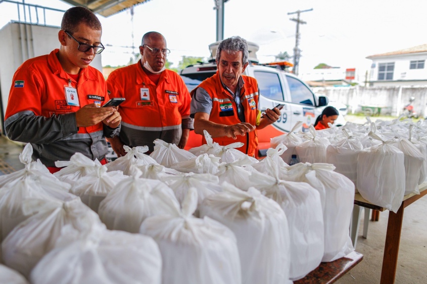 Atendimento da Defesa Civil no abrigo montado no CAT. Foto: Secom Maceió