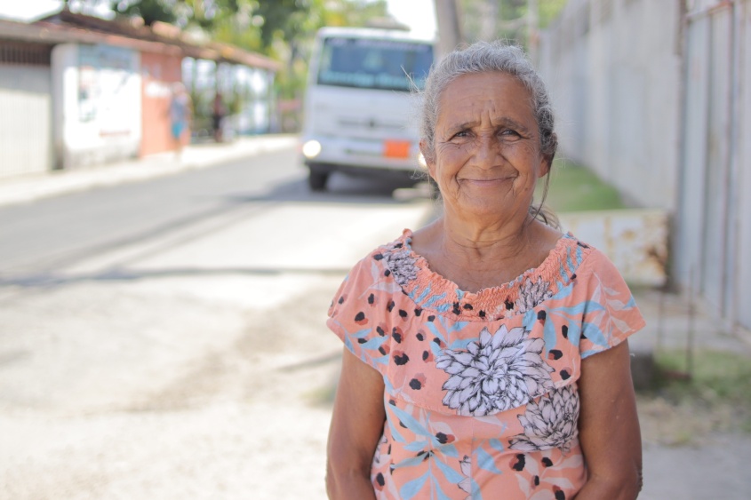 Moradores do Pontal da Barra comemoram asfalto novo. Foto: Júnior Bertoldo/Secom Maceió