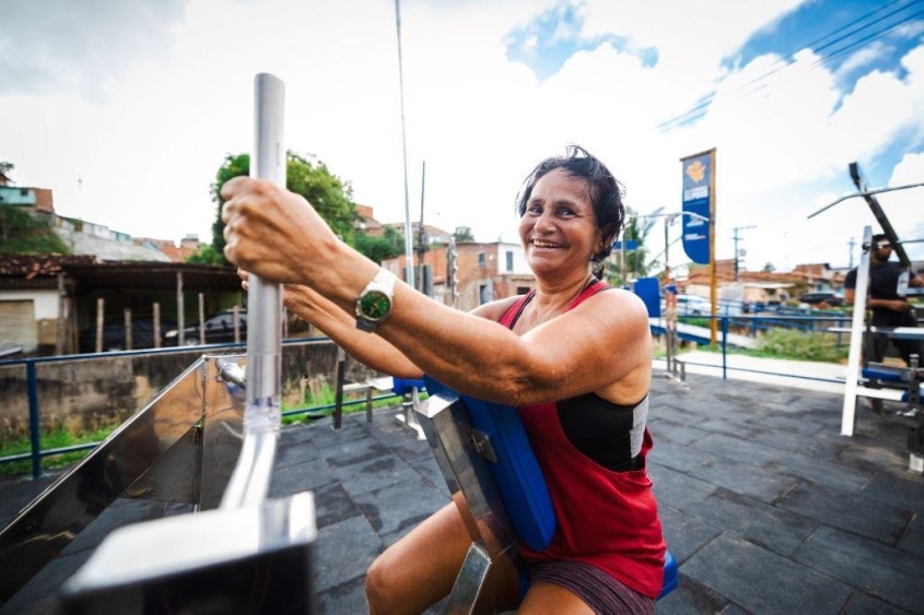 Dona Iara Cândido malha na Academia do Povo, pertinho de casa. Foto: Ascom Semesp