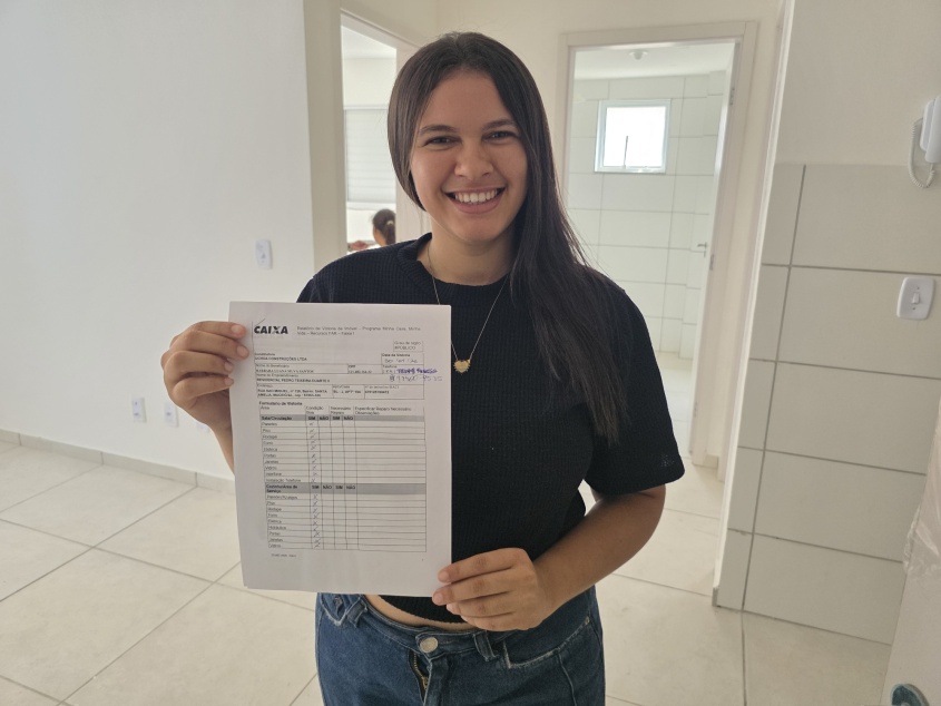 Bárbara Luana Silva Santos recebeu as chaves do novo lar no bairro da Santa Amélia. Foto: Beto Macário/Secom Maceió