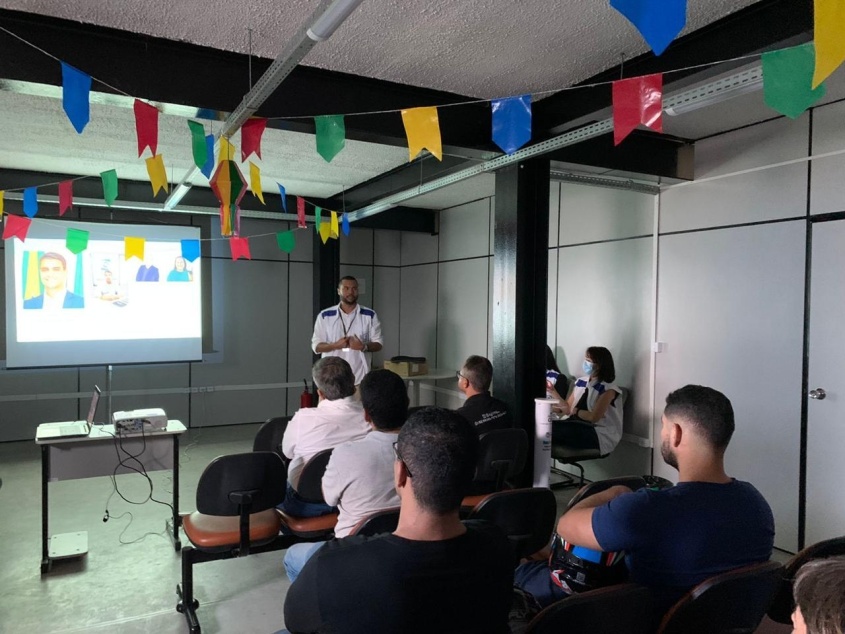 O assessor técnico, Nilson Neto, falou sobre a documentação obrigatória para as empresas da área. Foto: Vigilância Sanitária Municipal