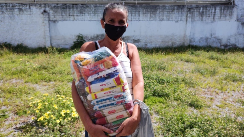 A dona de casa, Verônica Leite recebeu a sua cesta básica. Foto:Ascom Semas