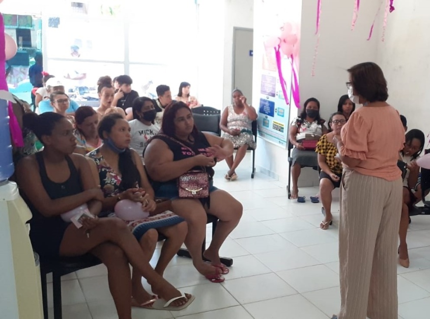 Usuárias receberam orientações na sala de espera sobre prevenção, diagnóstico e tratamento. Foto: Gerência de IST, HIV/Aids e Hepatites Virais