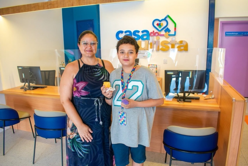 Izabela Santos Almeida, com o filho de 12 anos, conseguiu renovar a receita e a carteirinha depois de oito meses. Foto: Davi Silas/ Ascom Maceió Saúde