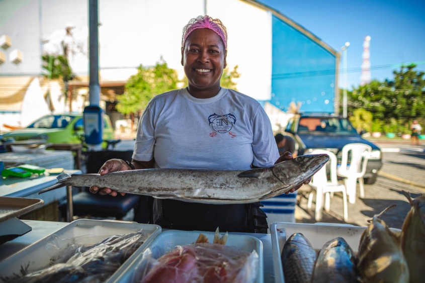 Comerciante Neilza dos Santos comemora aumento das vendas. Foto: Alisson Frazão/ Secom Maceió