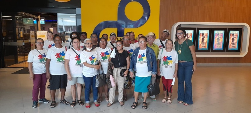 Turma do Cras Selma Bandeira visitou o cinema nesta quarta (28). Foto: cortesia