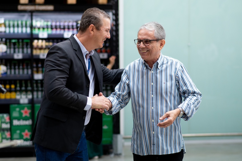 O diretor de Operações Norte, Nordeste e Centro Oeste do Assaí, Claudemir do Carmo (à esquerda) cumprimentando o secretário Pedro Vieira (à direita) durante a inauguração da loja Assaí, em Mangabeiras. Foto: Juliete Santos/Secom