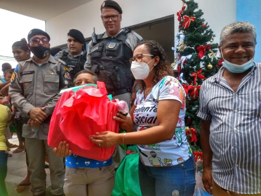 Entrega de brindes. Foto: divulgação