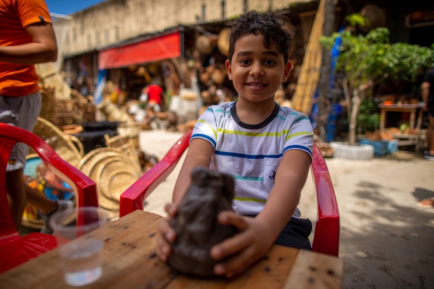 Dante, 9 anos, pediu ao pai para participar da oficina (Foto: Alisson Frazão/Secom Maceió)