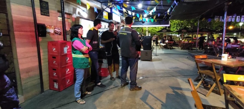 Agentes da Semscs e Sedet notificaram 20 estabelecimentos comerciais. Foto: Ascom Semscs