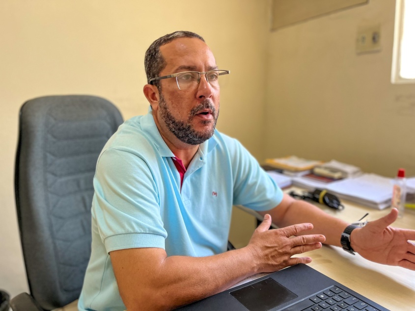 Diretor de Abastecimento da Semtabes, Fabrício Machado, explica que pasta tem plano de ação para revitalização dos espaços administrados. Foto: Tatiane Gomes/Ascom Semtabes