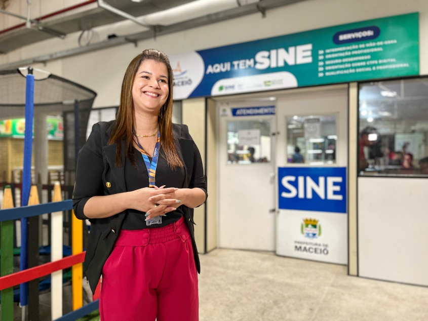 Secretária adjunta da Semtabes, Ríssia Rodrigues, afirma que trabalhadores devem procurar o Sine Maceió para fazer sua matrícula. Foto: Tatiane Gomes/Ascom Semtabes