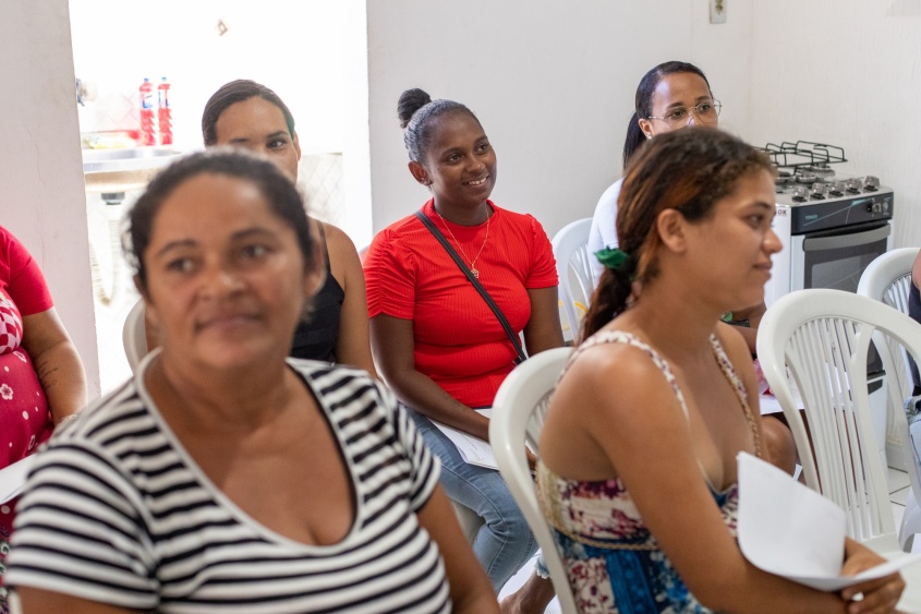 Alunas durante o curso de bolo de pote que teve início na última quarta-feira (23). Foto: Célio Júnior/ Secom Maceió