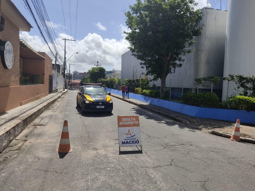 Agentes da SMTT estão no local para orientar condutores. Foto: Ascom SMTT