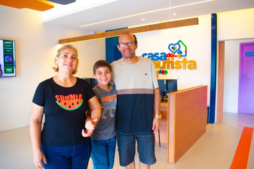 Pais e responsáveis acompanham o início das avaliações na Casa do Autista; etapa que irá definir o plano terapêutico individualizado. Foto: David Silas/Ascom Maceió Saúde