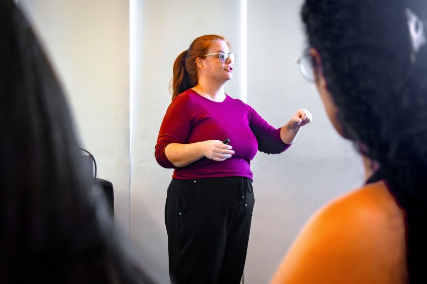 Renata Schneider, coordenadora do Núcleo de Qualidade do hospital, durante atividade do Abril pela Segurança do Paciente. Foto: David Silas/Ascom Maceió Saúde