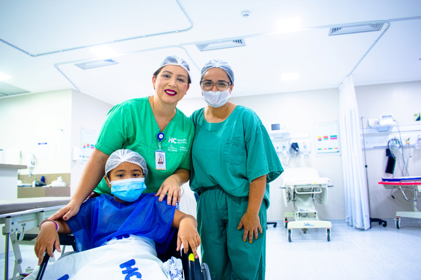Crianças são acolhidas pela equipe do Hospital da Cidade durante o início das cirurgias de otorrinolaringologia pediátrica, garantindo atendimento humanizado e seguro. Foto: David Silas/ Ascom Maceió Saúde
